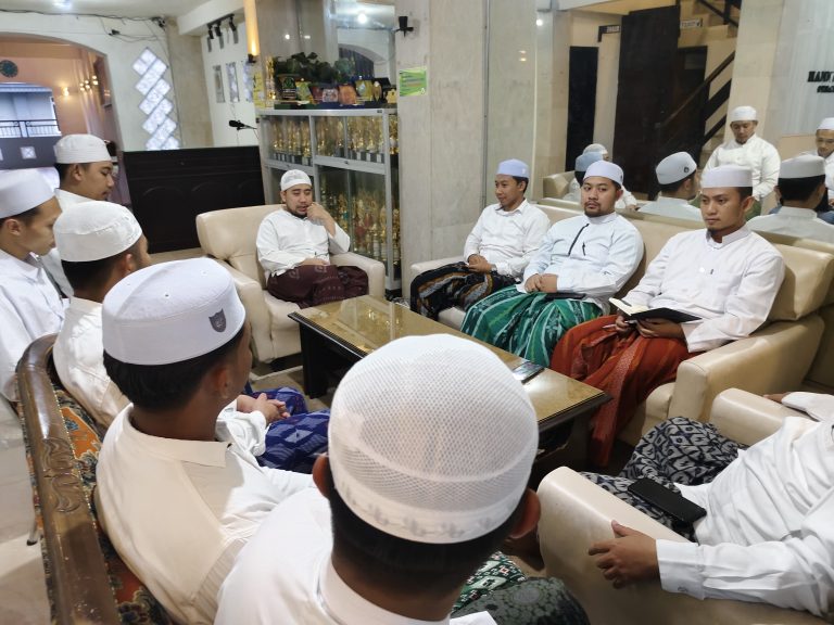 Rapat Evaluasi Mingguan bersama Dewan Pengasuh Pondok Pesantren Riyadlul Jannah Pacet Mojokero